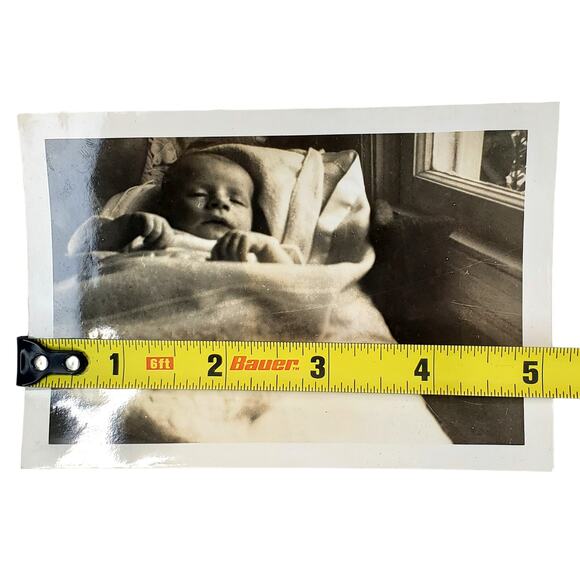 Vtg Newborn Baby Sleeping Monochrome Photography Found Snapshot B&W Landscape - Picture 4 of 4